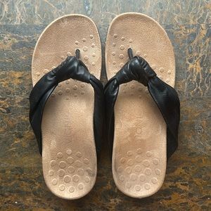 Vionic Black Leather Flip Flops Size 6
